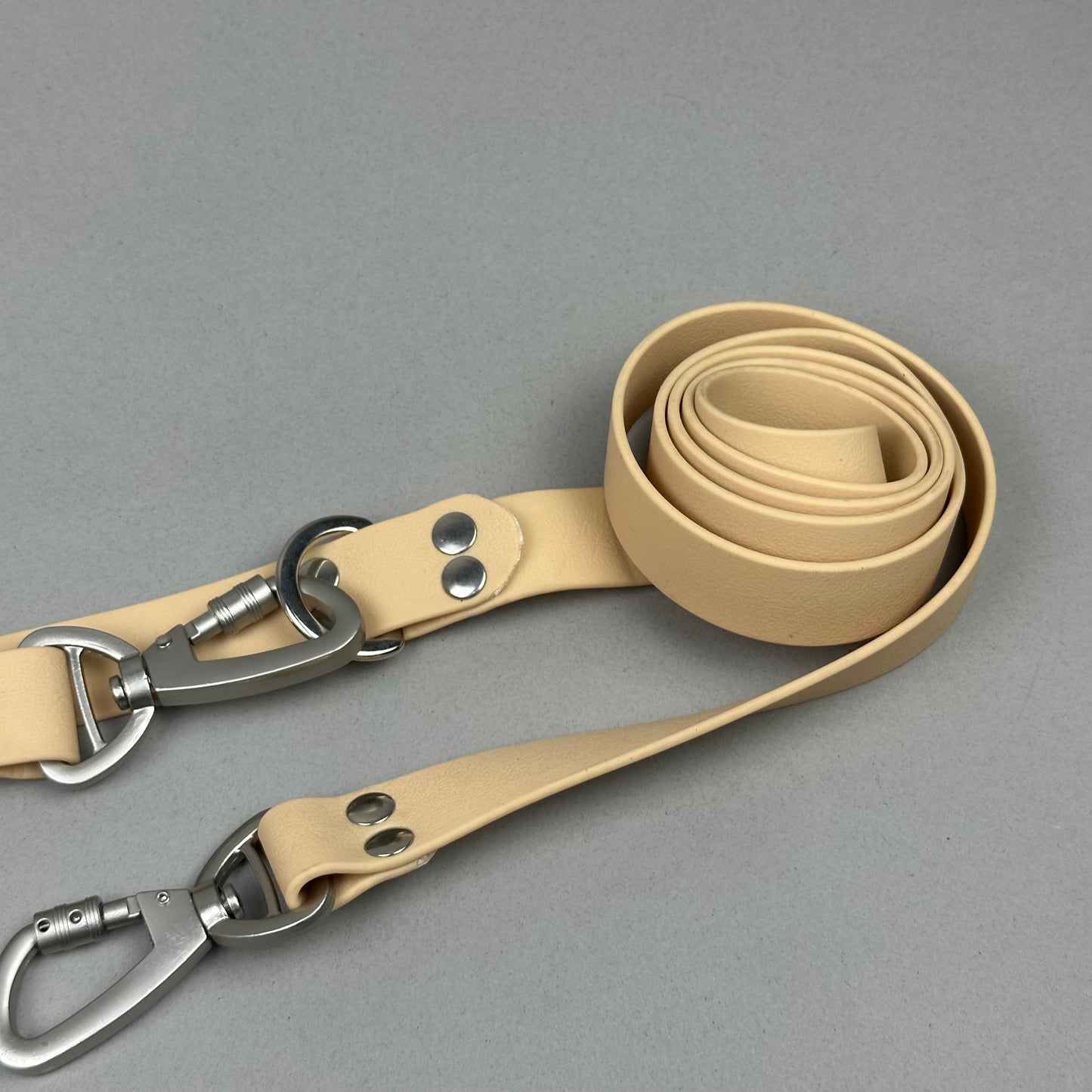 Traílla doble función Impermeable beige
