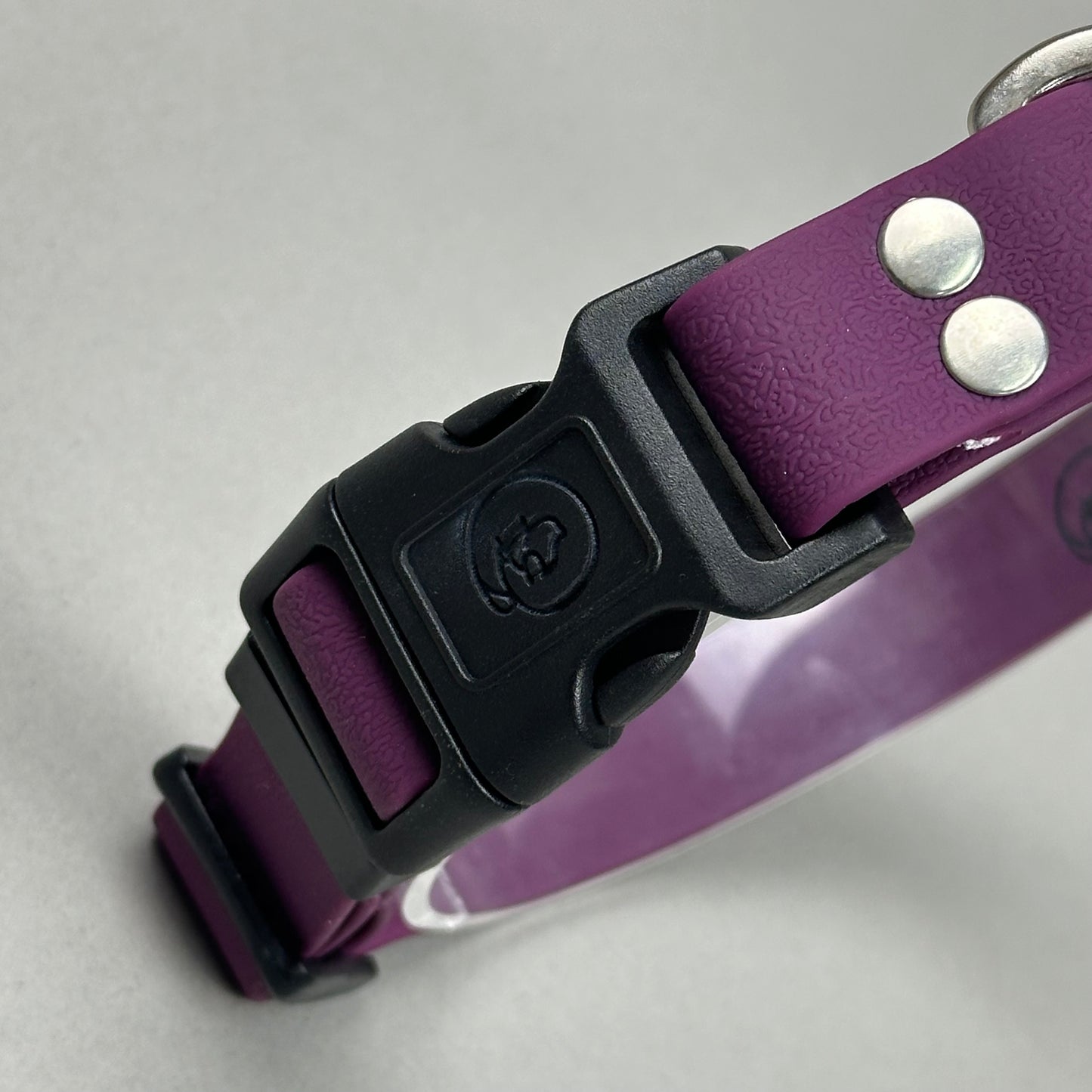 Collar impermeable morado