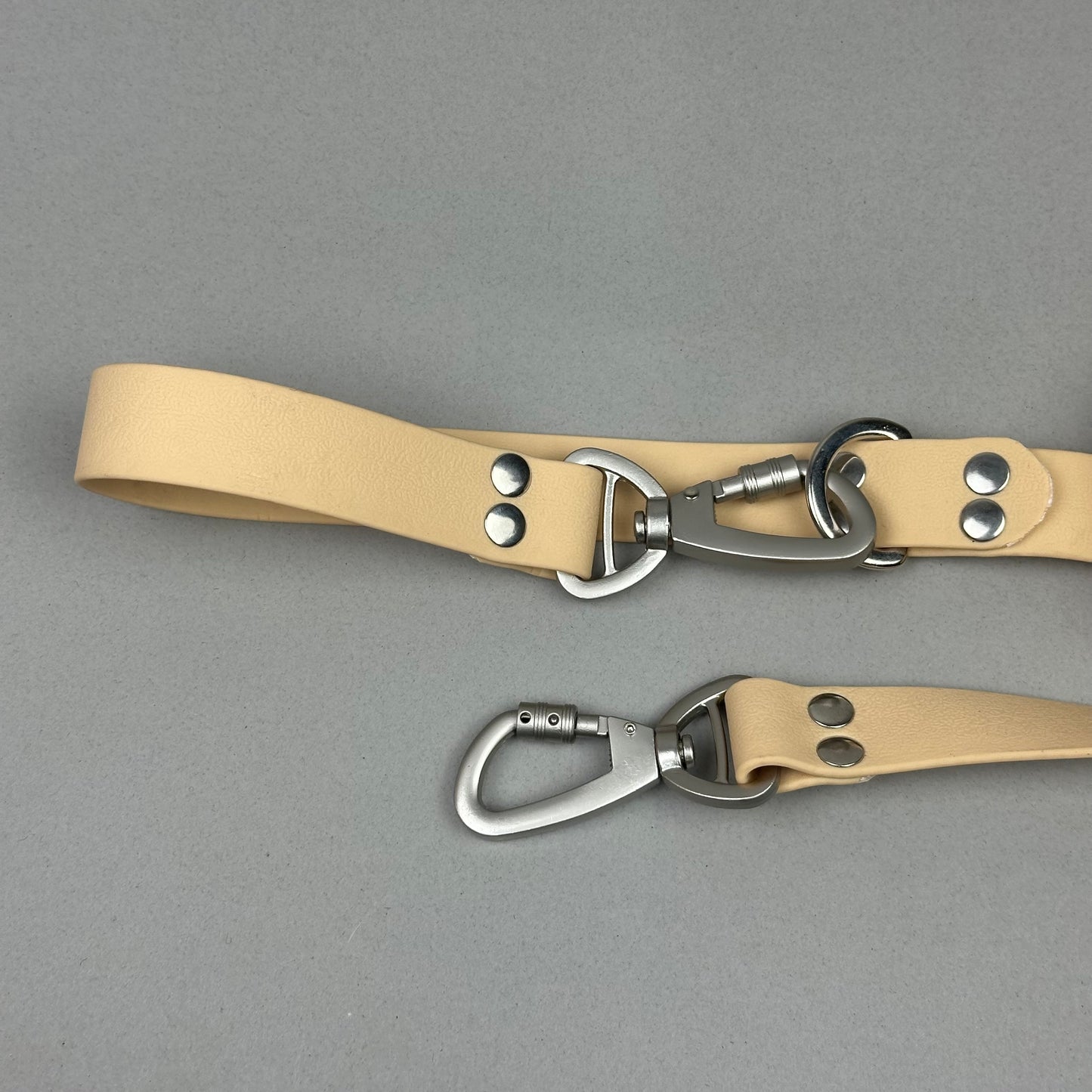 Traílla doble función Impermeable beige