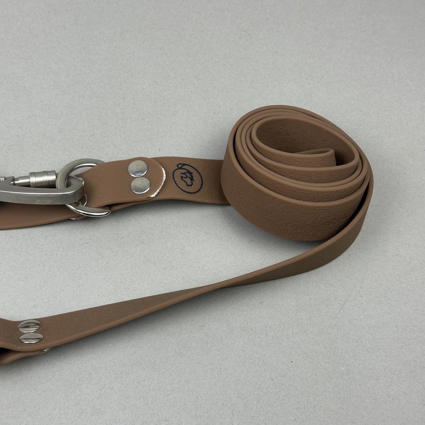 Traílla doble función Impermeable café