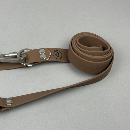Traílla doble función Impermeable café
