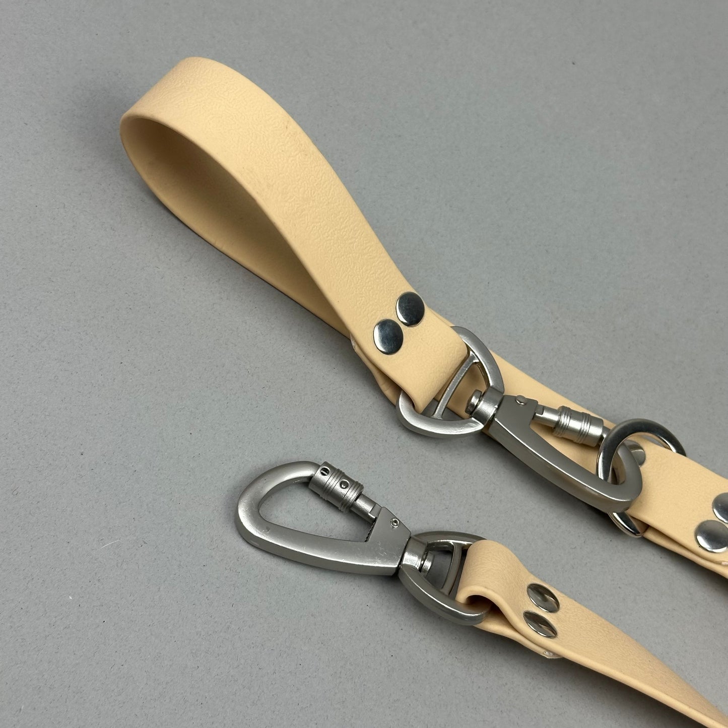 Traílla doble función Impermeable beige