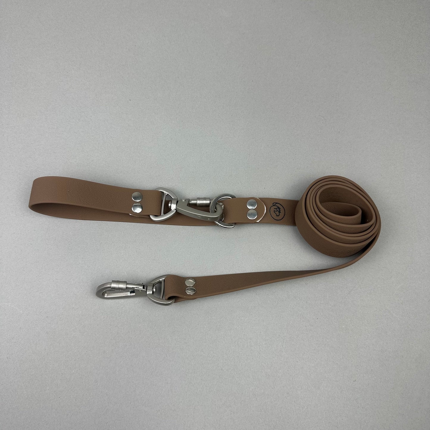 Traílla doble función Impermeable café