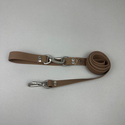 Traílla doble función Impermeable café
