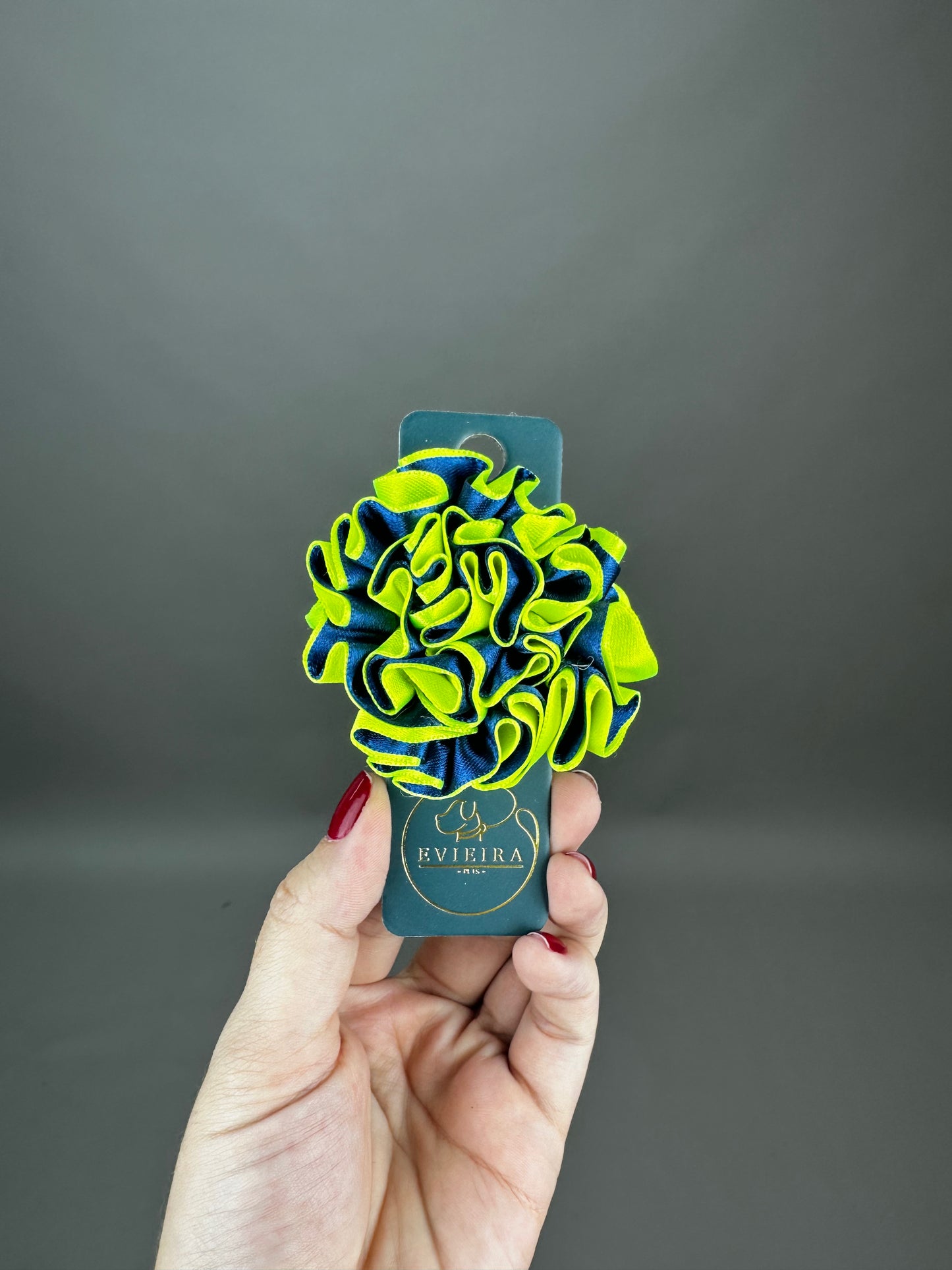 Flor pequeña amarillo neón/ azul oscuro